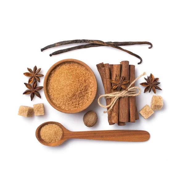 Brown cane granulated and cubes sugar in wooden bowl with spices — Stock Photo, Image