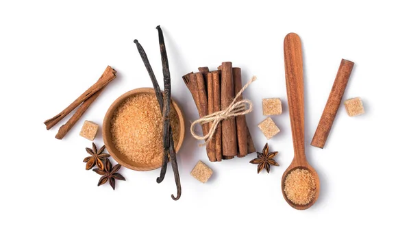 Cana marrom granulada e cubos de açúcar em tigela de madeira com especiarias — Fotografia de Stock