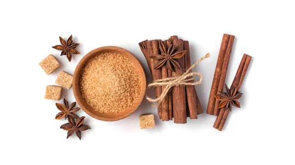 Brown cane granulated and cubes sugar in wooden bowl with spices — Stock Photo, Image