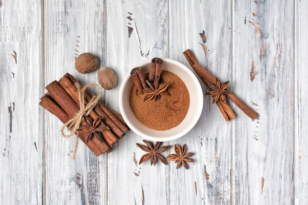 Ingrediënten voor bakkerijproducten-kaneelstokjes en poeder, anijs sterren met nootmuskaat — Stockfoto