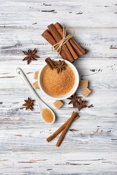 Draufsicht Auf Braunes Rohrgranulat Und Zuckerwürfel Schüssel Mit Gewürzen Für — Stockfoto