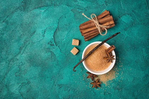 Brown cane granulated and cubes sugar in white bowl with spices — Stock Photo, Image