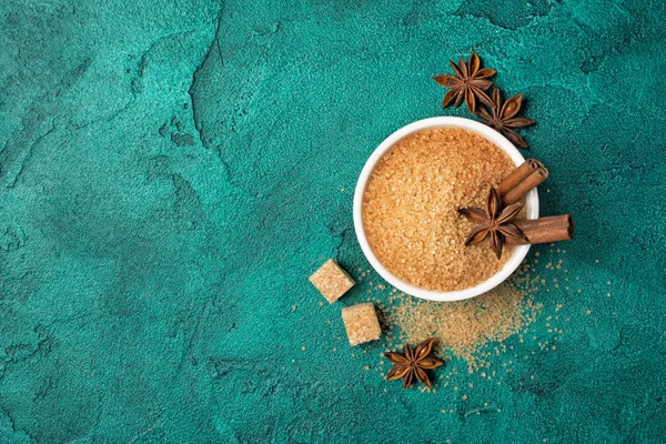 Brown Cane granulerad och kuber socker i vit skål med kryddor — Stockfoto