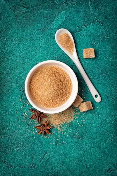 Brown cane granulated sugar in white bowl with spices — Stock Photo, Image