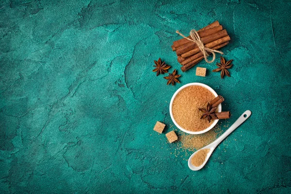 Brown Cane granulerad och kuber socker i vit skål med kryddor — Stockfoto