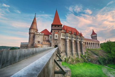 Ortaçağ Corvin veya Hunyad kalesipitoresk görünümü