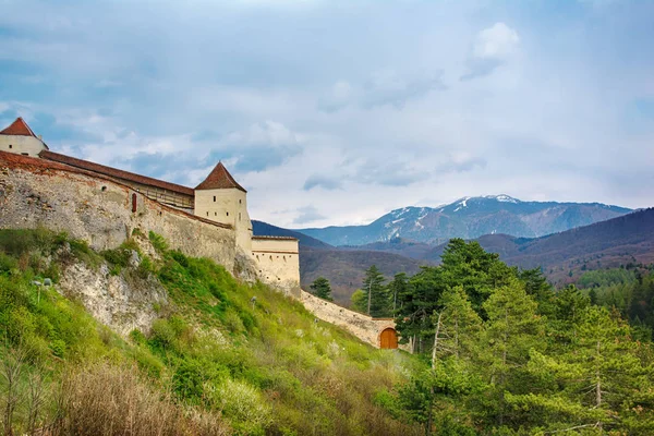 Llandscape med Brasov slott i Rumänien — Stockfoto