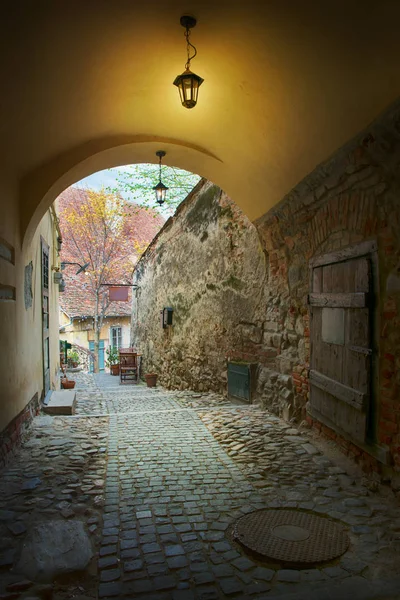 Arch with lantern in historical center of Sibiu town — Stock Photo, Image