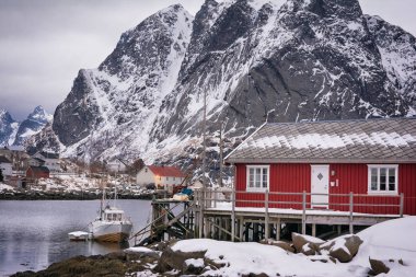 Güzel kış manzara limanın balıkçı teknesi ve geleneksel Norveç rorbus