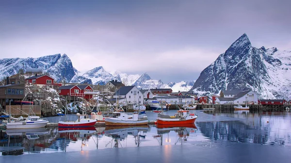 Wunderschöne Winterlandschaft des Hafens mit Fischerboot und traditionellem norwegischen Rorbus — Stockfoto