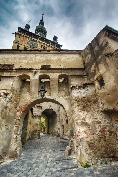 Eski şehir Sighisoara, Romanya Saat Kulesi ile sokak Cityscape — Stok fotoğraf