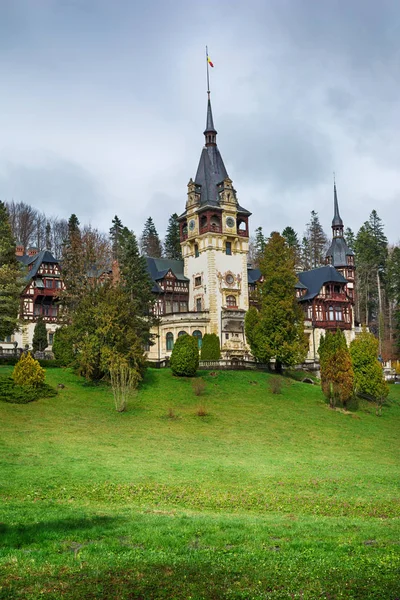 Paesaggio con castello Peles in Romania — Foto Stock