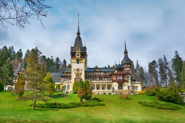 Paesaggio con castello Peles in Romania — Foto Stock