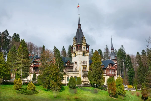 Paesaggio con castello Peles in Romania — Foto Stock