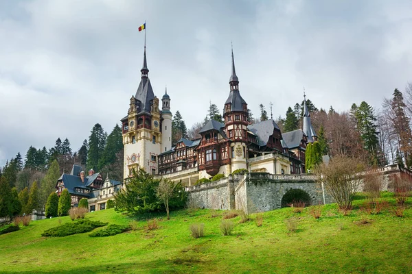 Paesaggio con castello Peles in Romania — Foto Stock