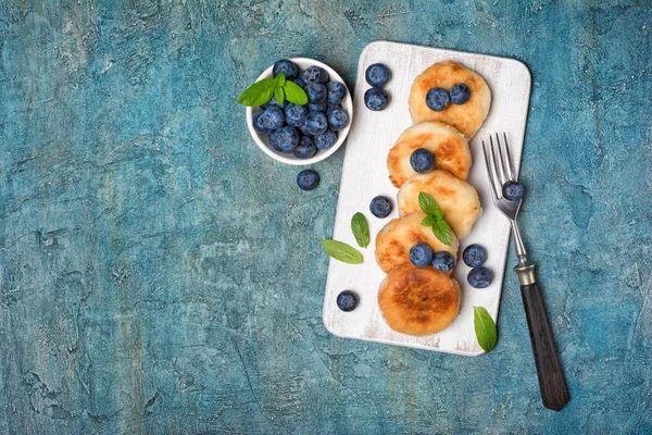 Keso pannkakor med blåbär på vit trä kartong — Stockfoto