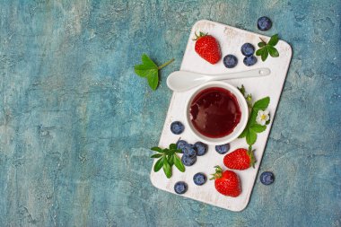 Taze çilek çilek ve yaban mersini ile Tatlı reçel