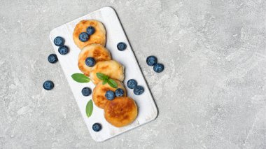 Beyaz ahşap tahta üzerinde yaban mersini ile Köy peynirkrep