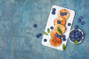 Beyaz ahşap tahta üzerinde yaban mersini ile Köy peynirkrep