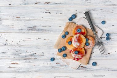 Beyaz ahşap tahta üzerinde yaban mersini ile Köy peynirkrep