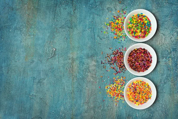 Felülnézet a fényes színes cukor Sprinkles vagy konfetti a sütés dekoráció — Stock Fotó