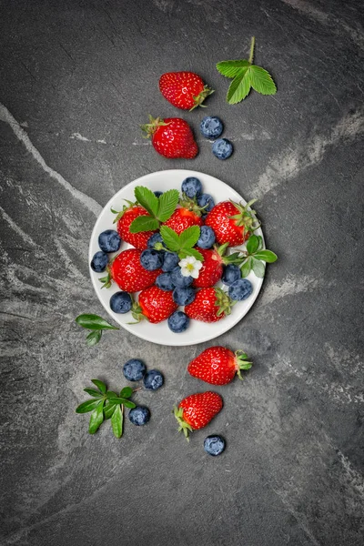 Frische Beeren Erdbeeren und Blaubeeren mit Blättern und Blüten — Stockfoto