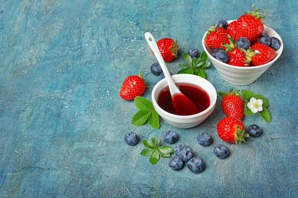 Zoete jam met verse bessen aardbeien en bosbessen — Stockfoto