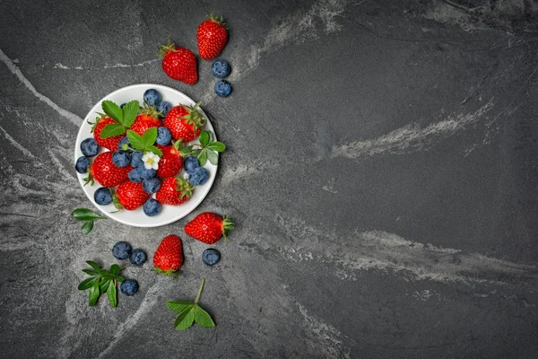 Frische Beeren Erdbeeren und Blaubeeren mit Blättern und Blüten — Stockfoto