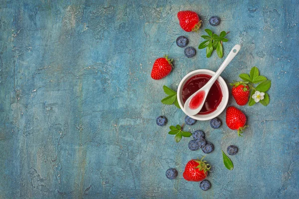 Süße Marmelade mit frischen Beeren Erdbeeren und Blaubeeren — Stockfoto