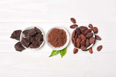 Şekerleme için çikolata parçaları ile kakao çekirdekleri ve toz üzerinde üst görünümü