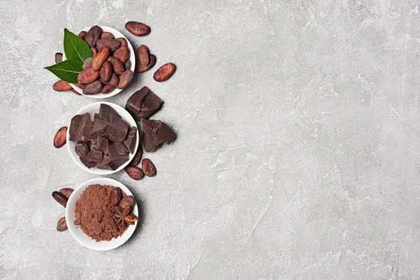 Vista superior sobre grãos de cacau e pó com pedaços de chocolate para confeitaria — Fotografia de Stock