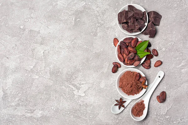 Vista superior sobre grãos de cacau e pó com pedaços de chocolate para confeitaria — Fotografia de Stock