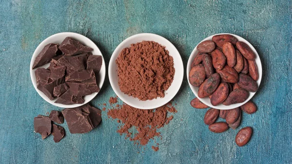 Vista superior de granos de cacao y polvo con trozos de chocolate para confitería — Foto de Stock