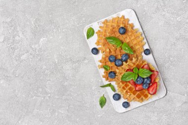 Taze çilek ve karamel sos ile Belçika waffle