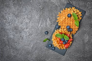 Taze çilek ve karamel sos ile Belçika waffle