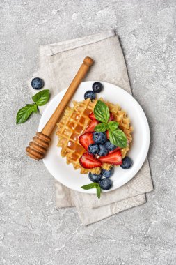 Taze çilek ve karamel sos ile Belçika waffle