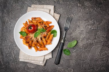 Parmesan peyniri ve fesleğen ile domates soslu Penne makarna