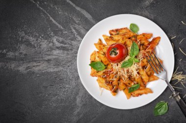 Parmesan peyniri ve fesleğen ile domates soslu Penne makarna