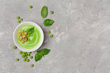 Fesleğen yaprakları ve kruton ile yeşil bezelye Çorbası