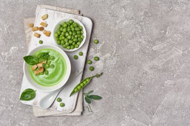 Fesleğen yaprakları ve kruton ile yeşil bezelye Çorbası