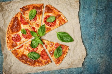 Domates, peynir ve fesleğen ile Pizza margarita