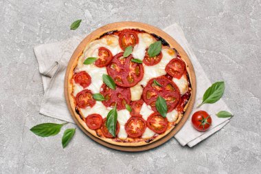 Domates, mozzarella peyniri ve fesleğen ile Pizza margarita