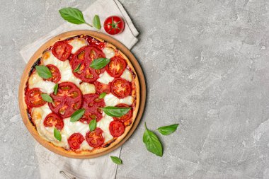 Domates, mozzarella peyniri ve fesleğen ile Pizza margarita