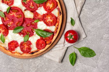 Domates, mozzarella peyniri ve fesleğen ile Pizza margarita