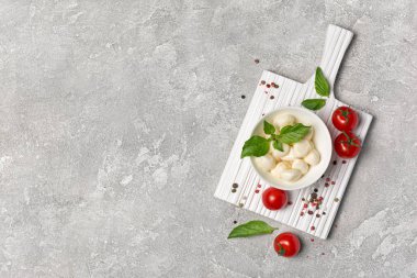 Kiraz domates ve fesleğen ile küçük toplar mozzarella peyniri