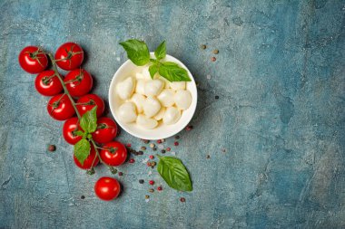 Kiraz domates ve fesleğen ile küçük toplar mozzarella peyniri