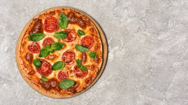 Domates, peynir ve fesleğen ile Pizza margarita