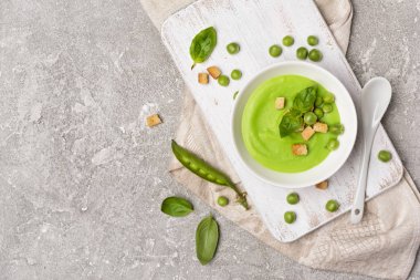 Fesleğen yaprakları ve kruton ile yeşil bezelye Çorbası