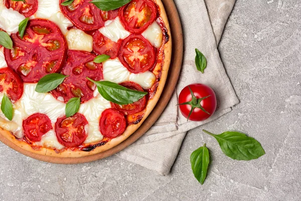 Domates, mozzarella peyniri ve fesleğen ile Pizza margarita