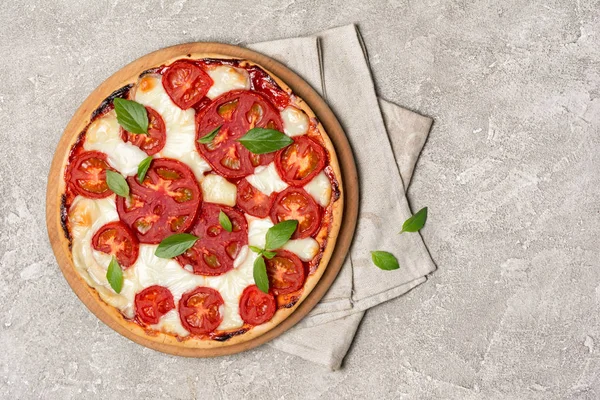 Domates, mozzarella peyniri ve fesleğen ile Pizza margarita